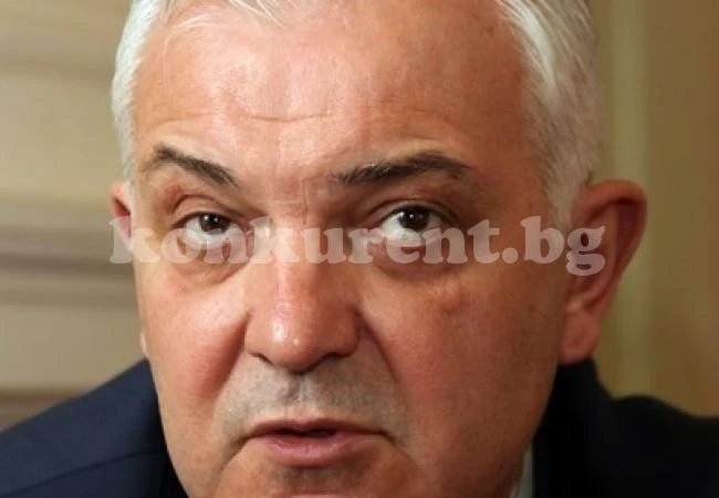 Нотев: 9 адвокатски дружества издирват братя, сестри и братовчеди заради обезщетенията