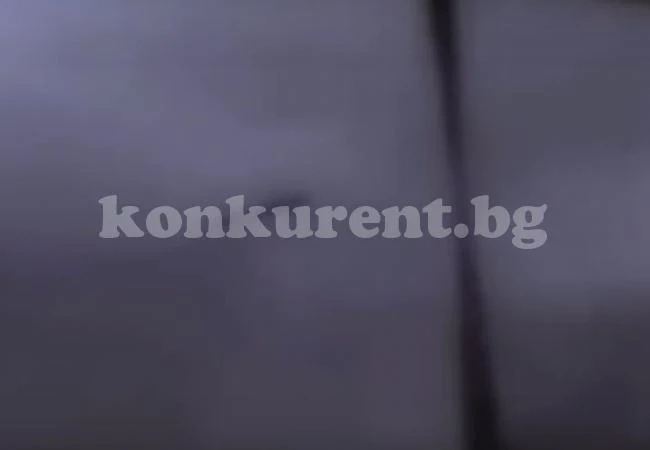 Мъж пътуваше с колата си и изведнъж видя в небето обект, който го изуми (ВИДЕО)