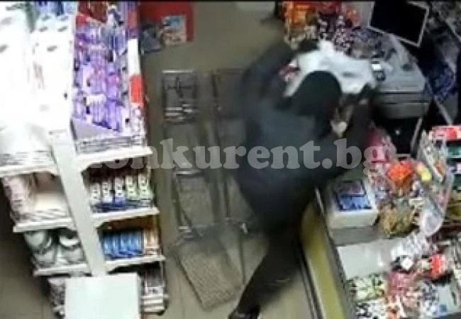 Крадци ограбиха магазин в Плевен за 47 секунди, задигнаха стекове с цигари