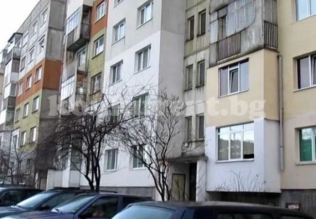 Дете е паднало от четвъртия етаж на блок