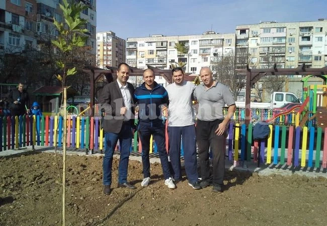 Кмет и граждани облагородиха района около нова детска площадка