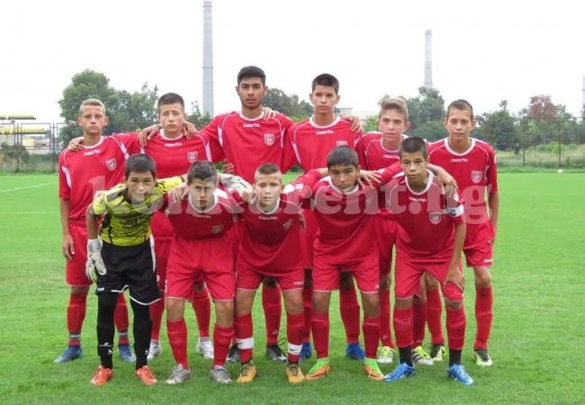 Мишката носи точка на Ботев в Добрич, U15 излезе от опасната зона