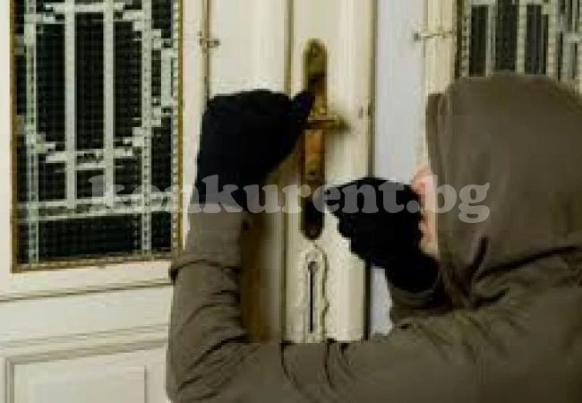 Издирват крадец, отмъкнал посуда от къща
