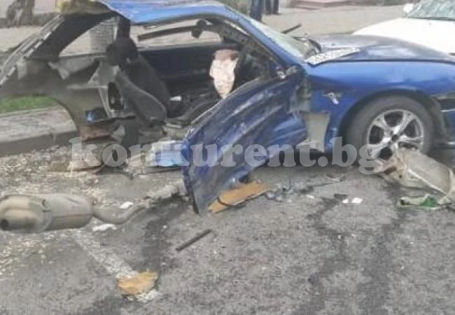 (СНИМКИ18+) Nissan бе разкъсан наполовина в жестока катастрофа с фатален край