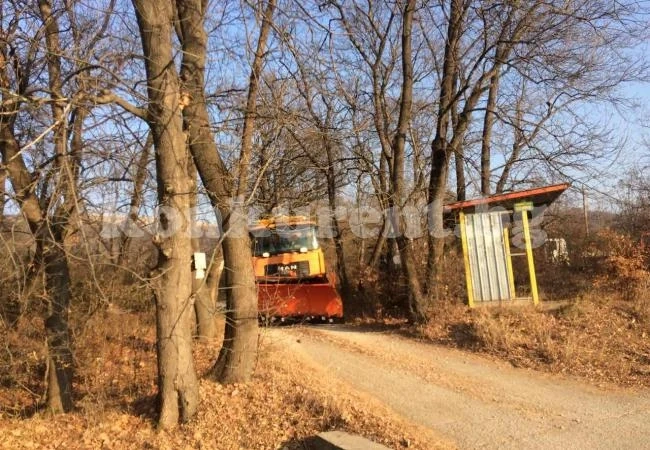 ТИР, натоварен със снегопочистваща техника, „прелетя“ над канавка СНИМКИ