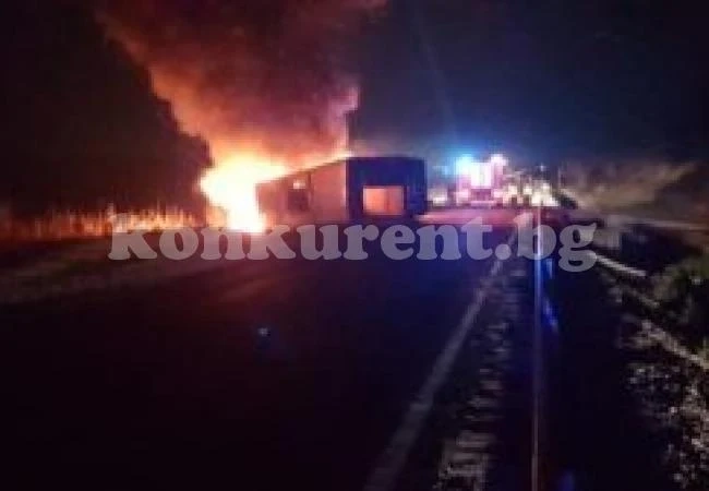 Камион се обърна и пламна на пътя