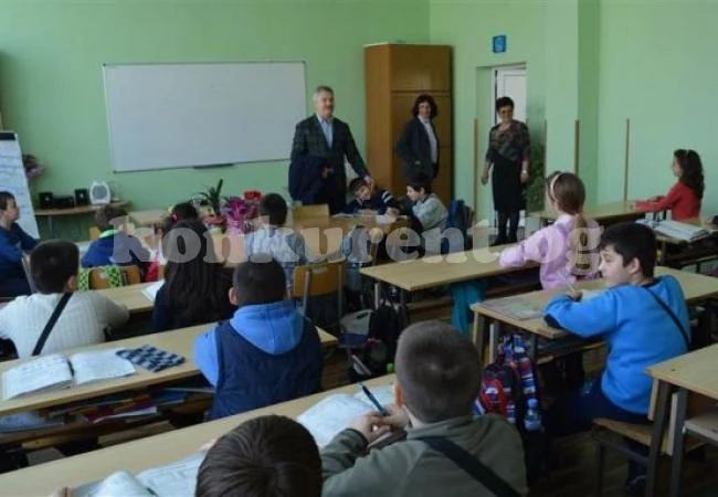 Екипите за връщане в училище събуждат деца по домовете им