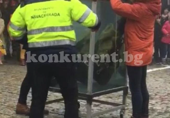 Фокусник изправи косите на минувачите със смъртоносен номер, при който едва не загуби живота си (ВИДЕО)
