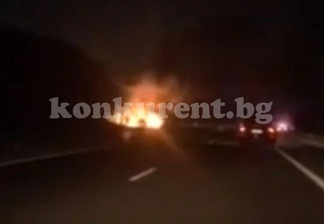 ВИДЕО Извънредна ситуация, кола пламна на автомагистрала...