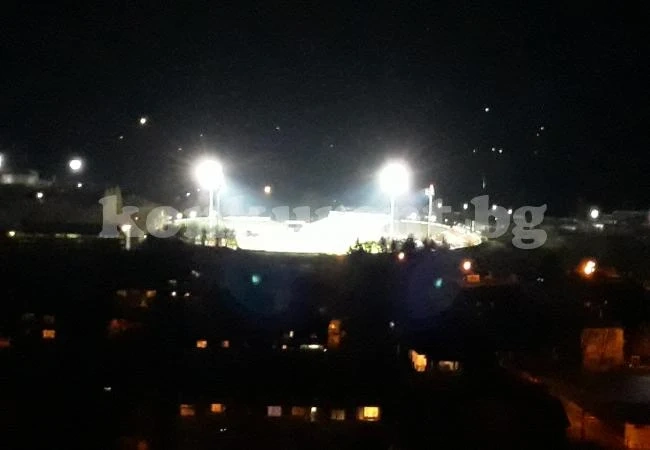 Запалиха осветлението на стадион \