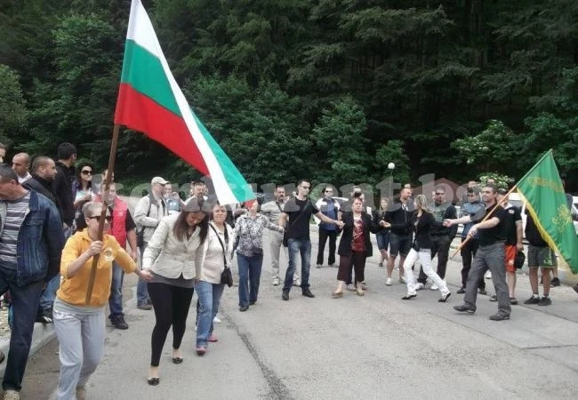 Протестиращи се събират на Петрохан