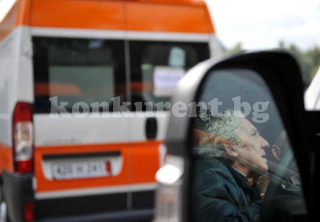 Дядо зад волана прати 4-годишно дете в болница