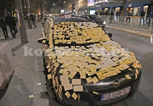 Спираш на стоянка на таксита, заварваш това