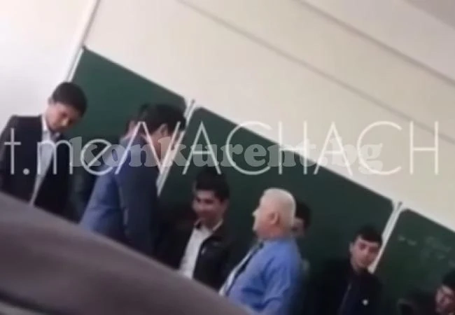 Строг преподавател преби студенти, защото дошли без вратовръзки на изпит