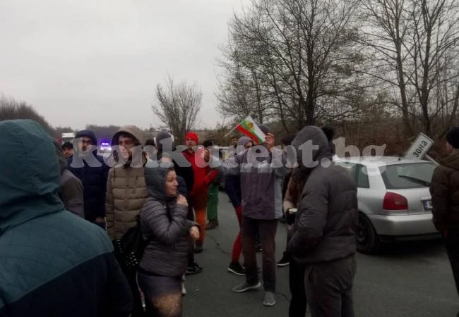 ОБНОВЕНА Вижте колко недоволни се включиха в автошествието в Монтана СНИМКИ