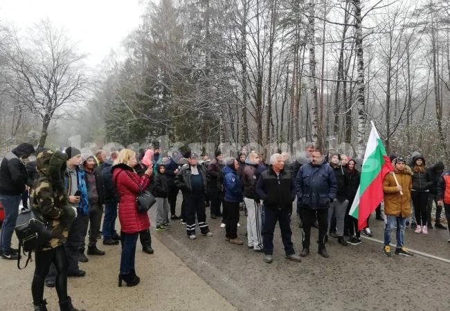 Блокираха пътя през Петрохан СНИМКИ