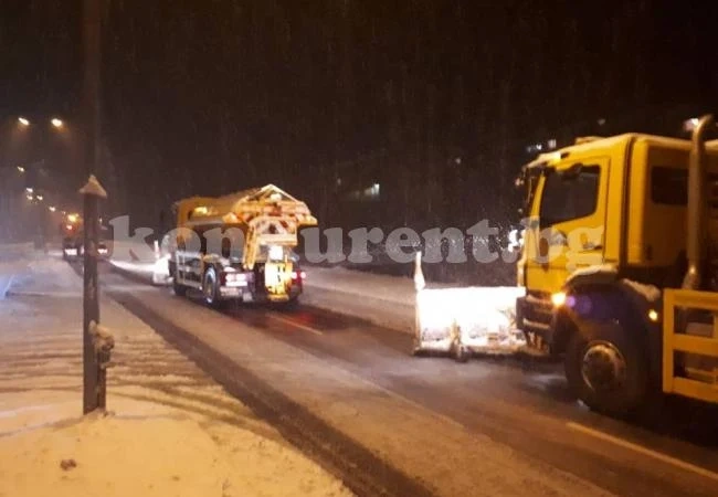 Екипи на БКС започнаха почистването на пътни артерии във Враца