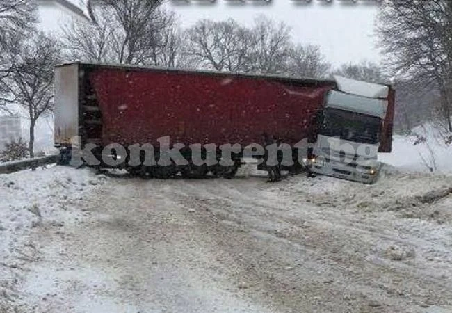 Турски ТИР се завъртя на пътя между Враца и Криводол