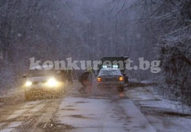 Тежка катастрофа, труп лежи на пътя