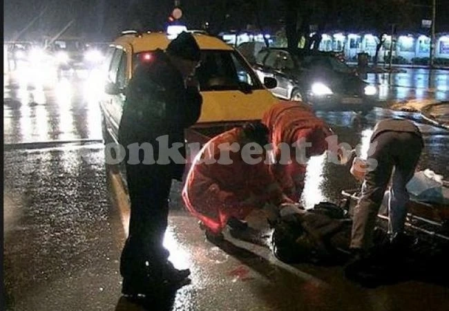 Кола помете майка с дете на пешеходна пътека