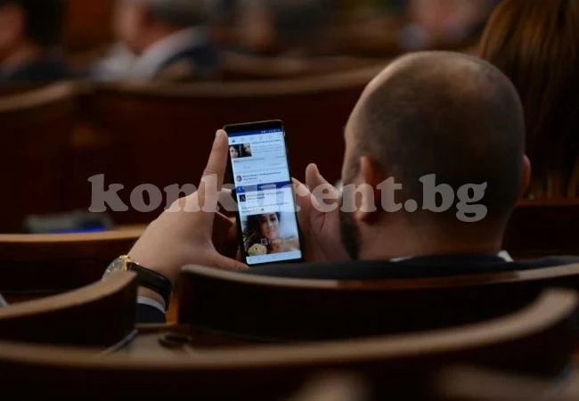 Депутат гледа пищни форми на мацки по време на дебат в парламента СНИМКИ
