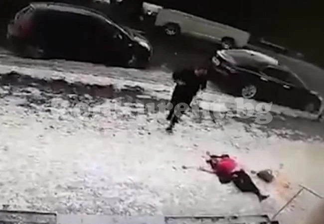 Нелепа смърт: Ледена висулка уби пенсионерка (ВИДЕО 18+)