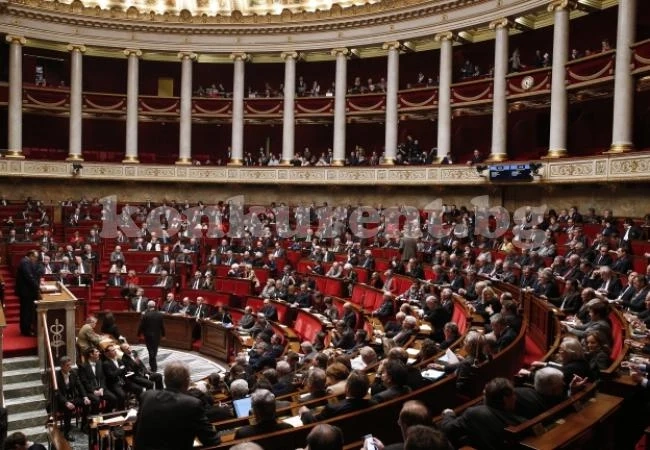 Френският парламент окончателно със закон срещу фалшивите новини