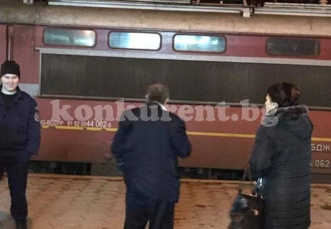 Мъж оцеля по чудо, след като скочи на релсите пред влак