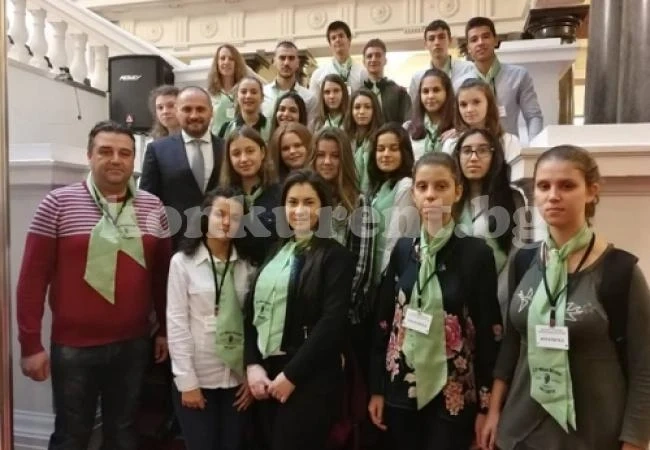 Тийнейджъри от Мездра разгледаха парламента