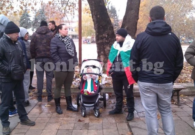 Протестиращи играха Дунавско хоро и пяха възрожденски песни