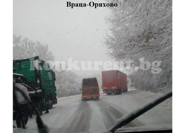 Снегът парализира трафика във Врачанско СНИМКИ