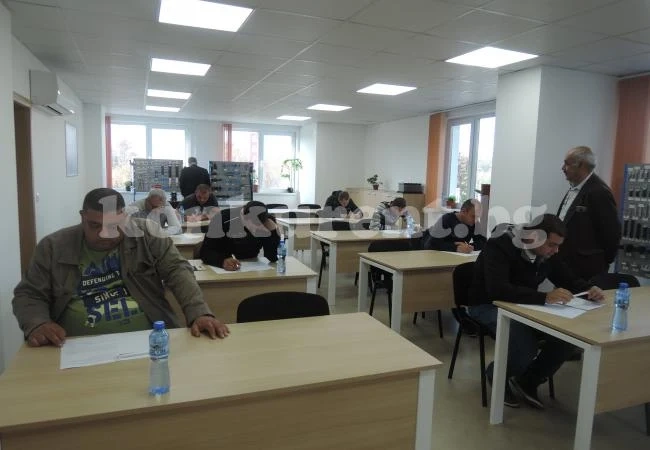 8 електромонтьори получиха свидетелства по европроекта „Ново работно място“