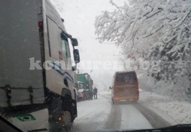 Камион се завъртя между Мездра и Роман 