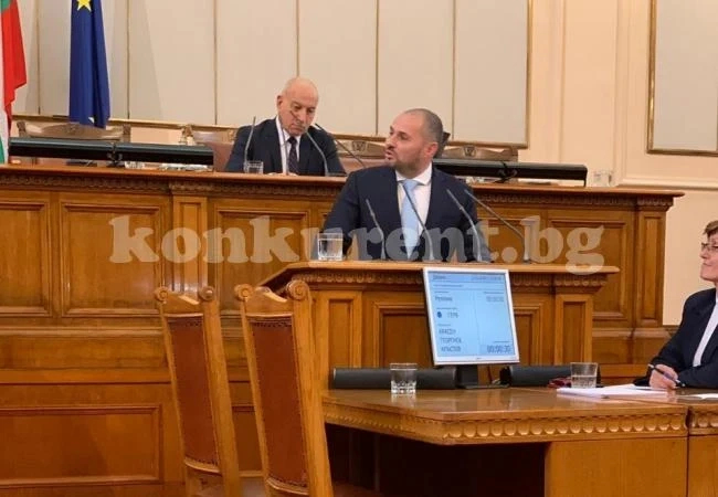 След въпрос на Красен Кръстев наказват директора на националния институт за...