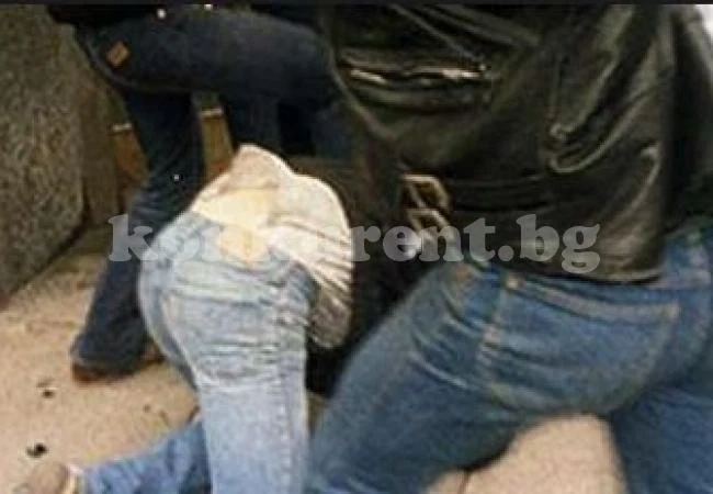 Момче удря и заплашва свой съученик, учител ги разтървава