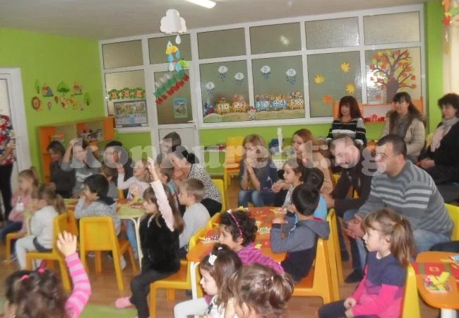 „Приказна работилница“ събра деца и родители СНИМКИ