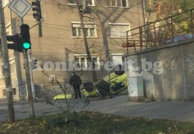 Такси се преобърна по таван след катастрофа 
