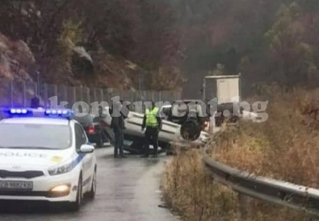 Кола се обърна по таван