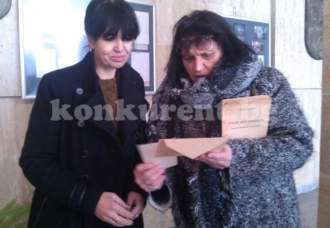 Човек на „Конкурент“ дари важен документ на Държавния архив