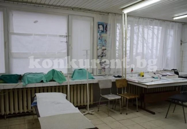 Младежи нападнаха екип на бърза помощ