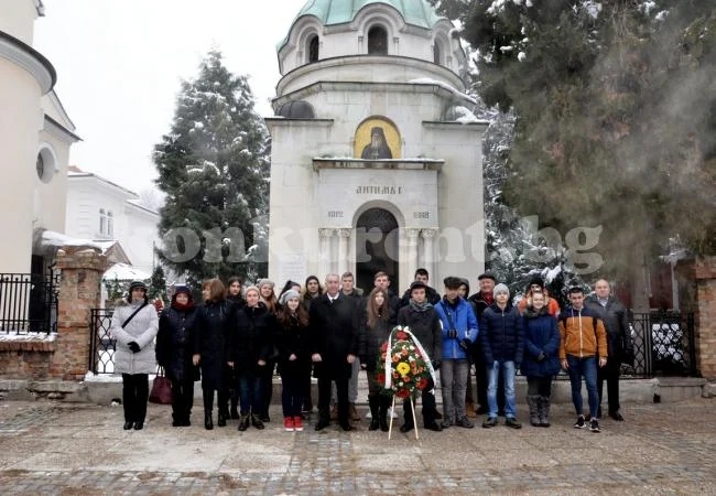 Кметът на Община Видин поднесе цветя пред мавзолея на екзарх Антим Първи