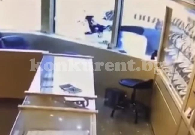 Апаши тръгнаха да обират бижутерия, но бързо си плюха на петите, след като... (ВИДЕО)