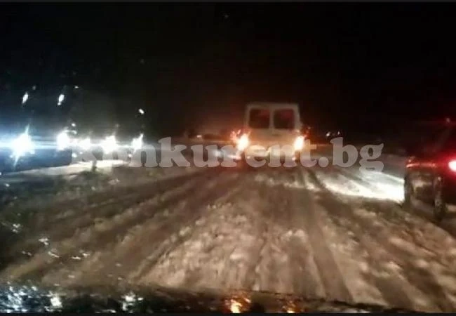Тракторист пострада при катастрофа с лека кола