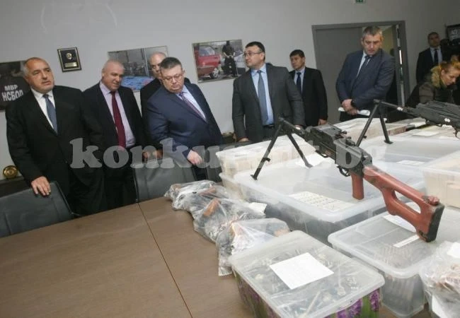 Откриха рекорден брой оръжия и боеприпаси в гараж (СНИМКИ)
