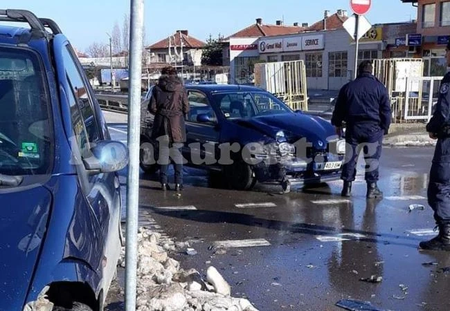 Шофьорки се натресоха на кръстовище в Монтана СНИМКИ