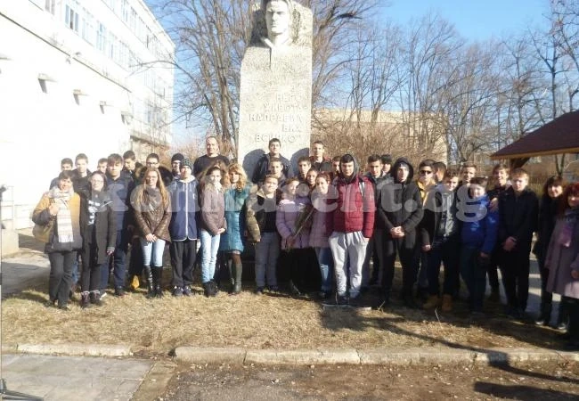 Гимназия отбеляза патронен празник със серия от прояви СНИМКИ