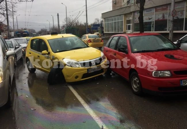 3 коли се нанизаха на оживено кръстовище СНИМКИ