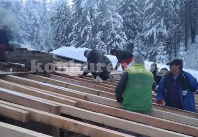 Доброволци ремонтираха покрива на хижа „Ком”