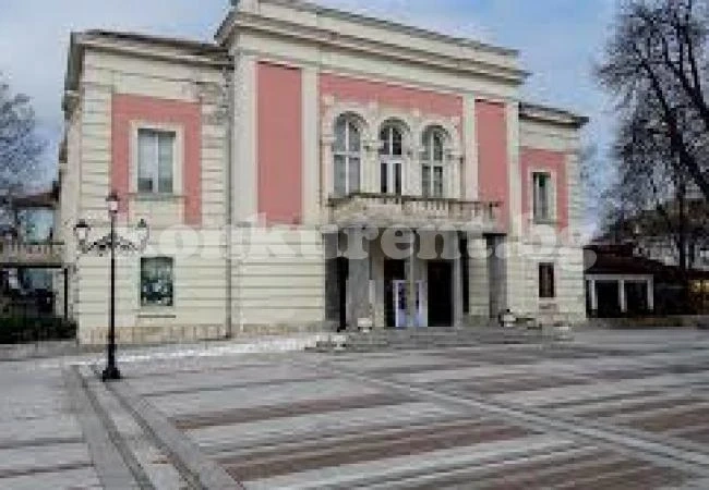 Дейвид с гранатомета поема драматичния театър във...