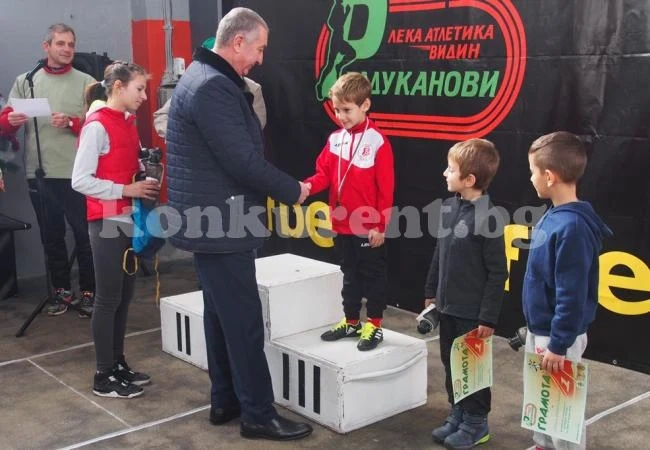Огнян Ценков награди победителите в Коледния турнир по лека атлетика
